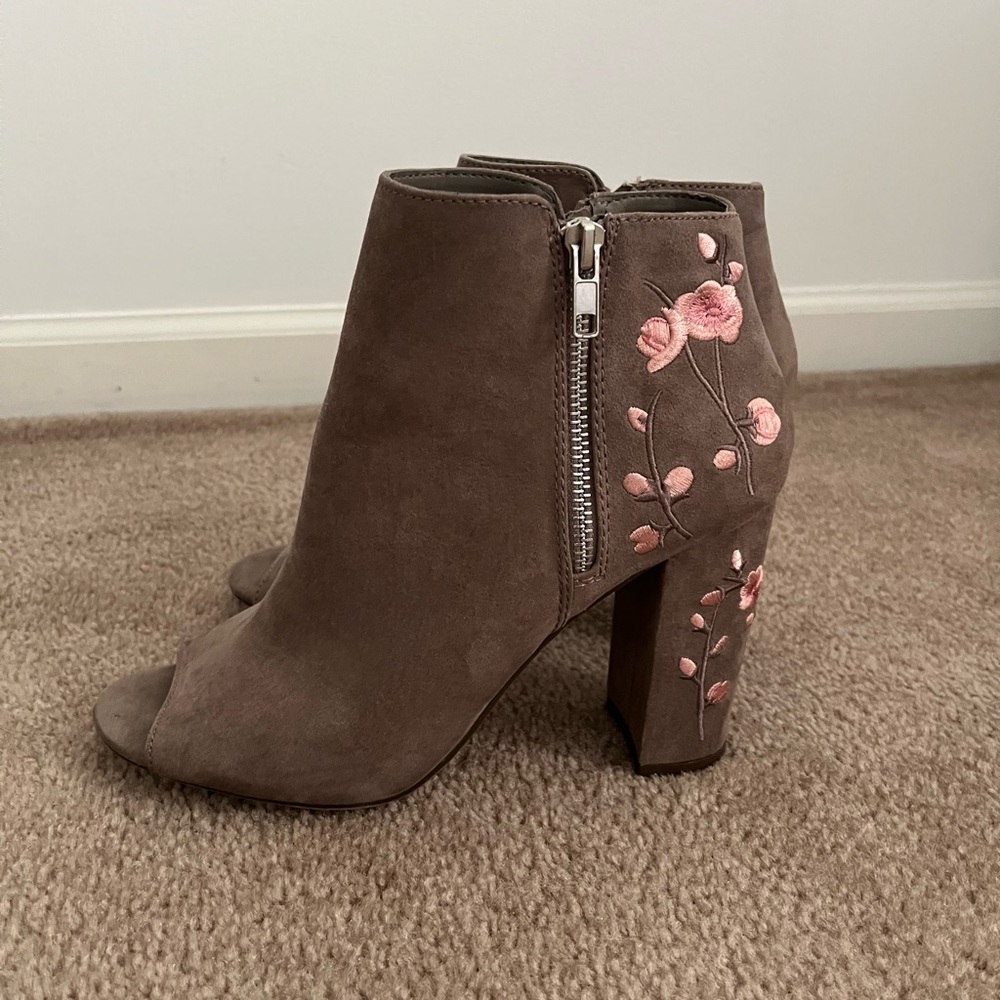 Candie’s Heels 8.5 Light brown with Flowers